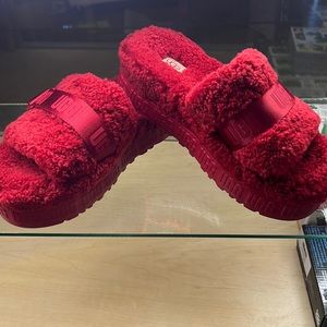 UGG fluffita red in size 8